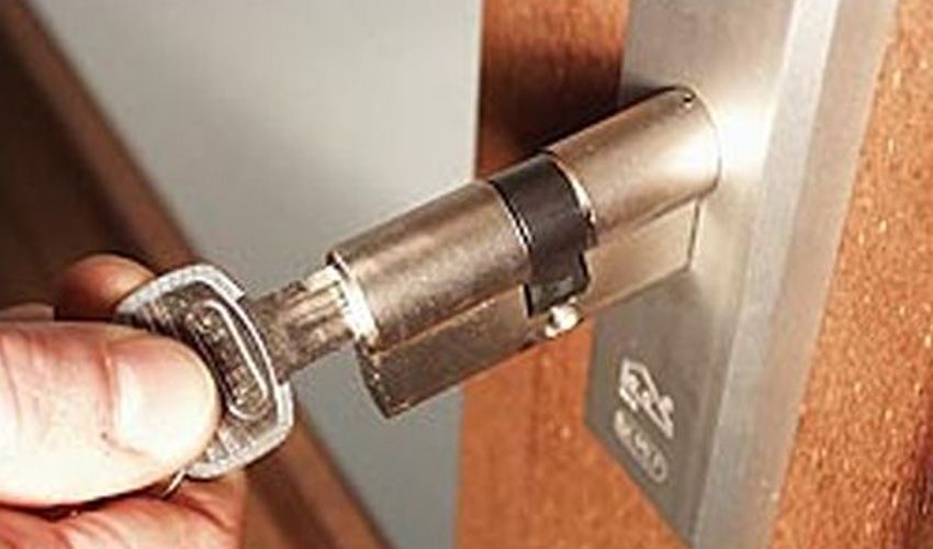 Monteur werkt aan het slot van een deur in Berlicum Monteur werkt aan het slot van een deur in Berlicum